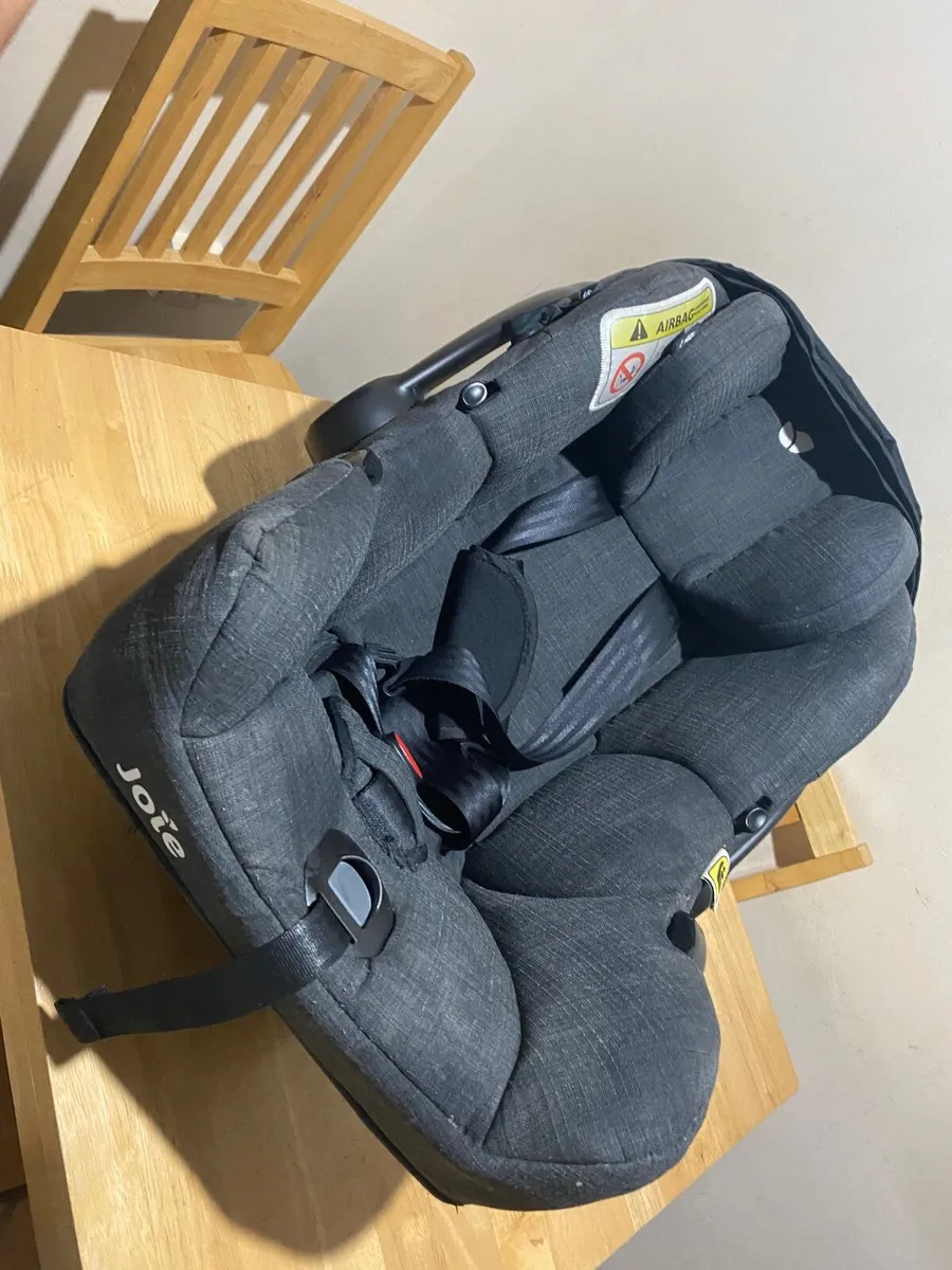 Child car seat with base - Image 1