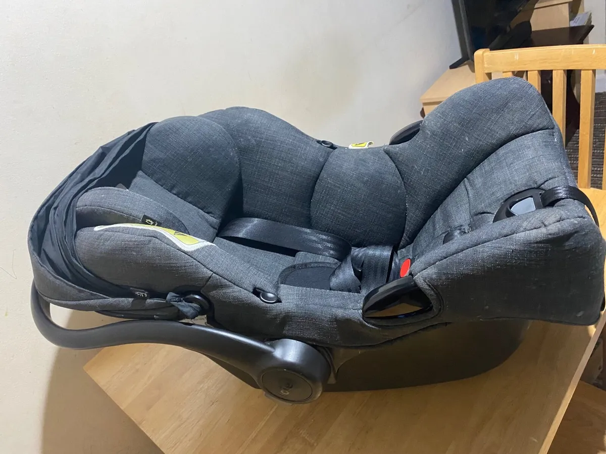 Child car seat with base - Image 3