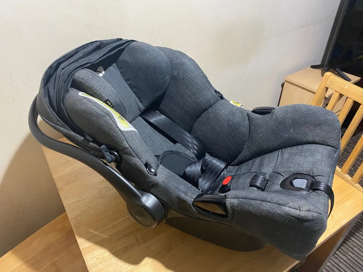 Child car seat with base - Image 2