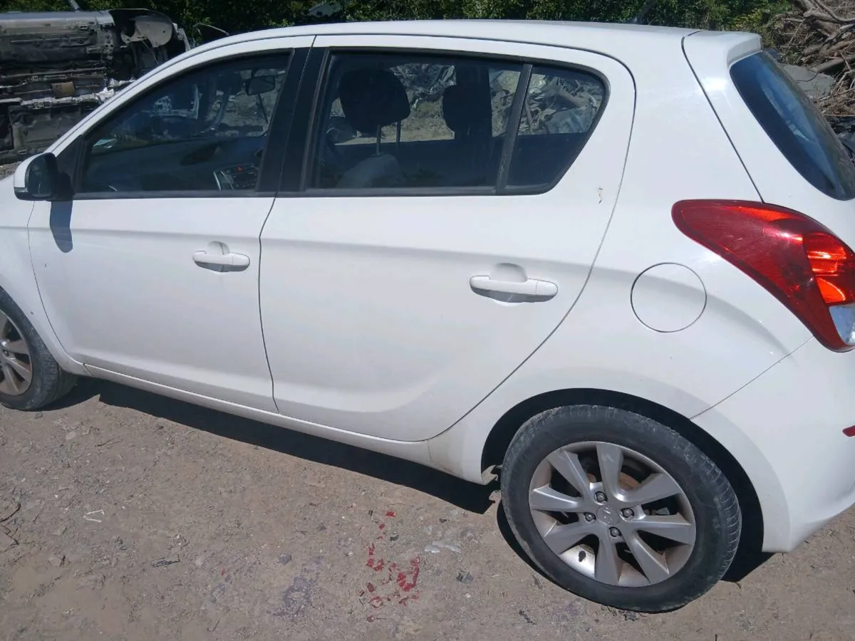 Breaking hyundai i20 x3 - Image 3