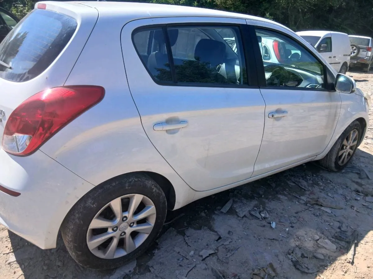 Breaking hyundai i20 x3 - Image 4