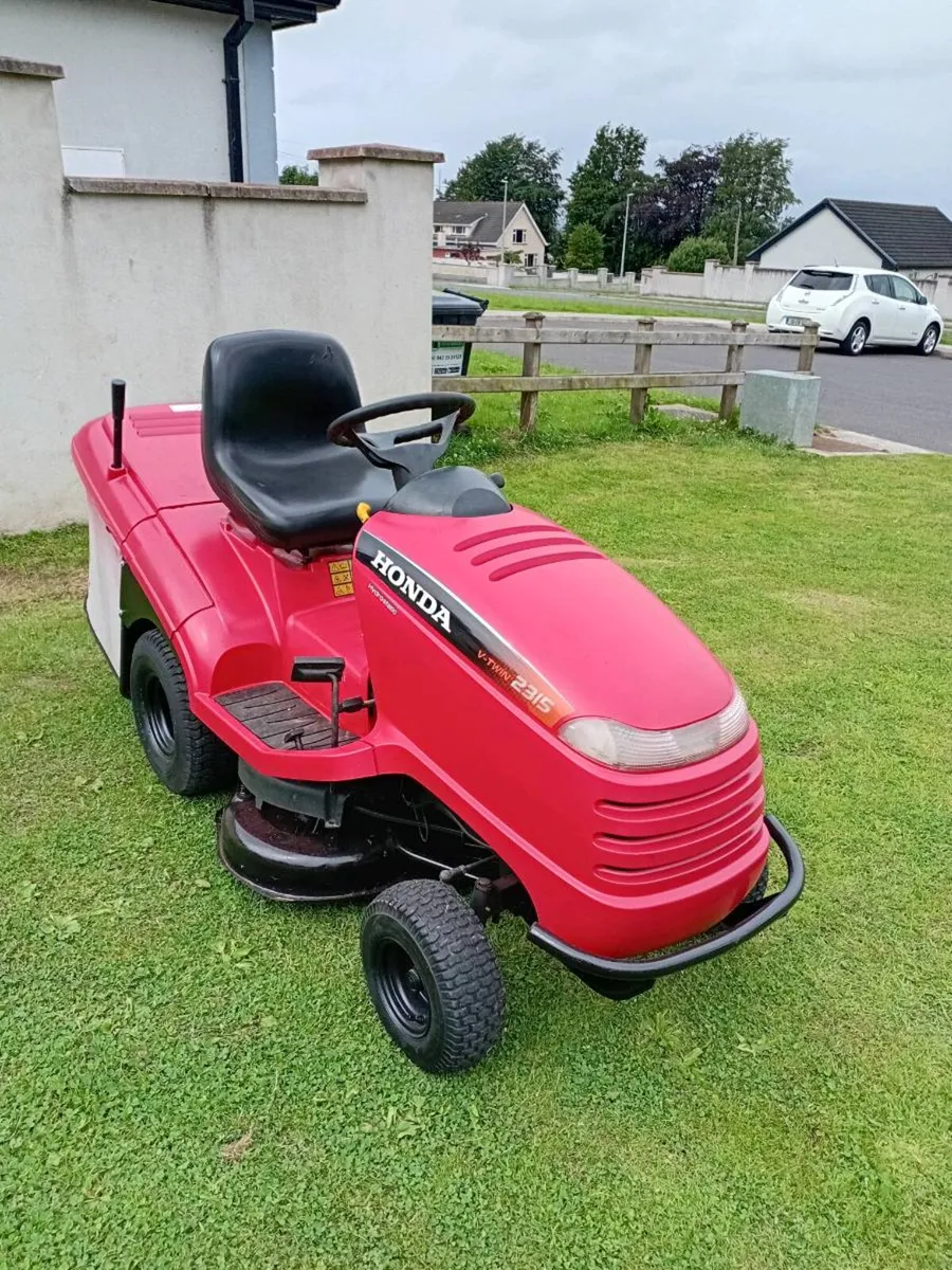 Ride on lawnmower - Image 1