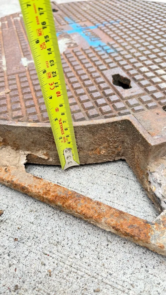 4no Manhole covers - Image 4