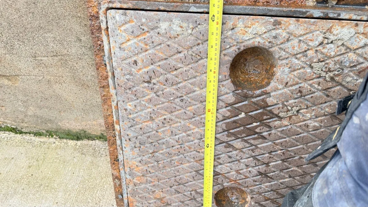 2no Manhole covers - Image 4