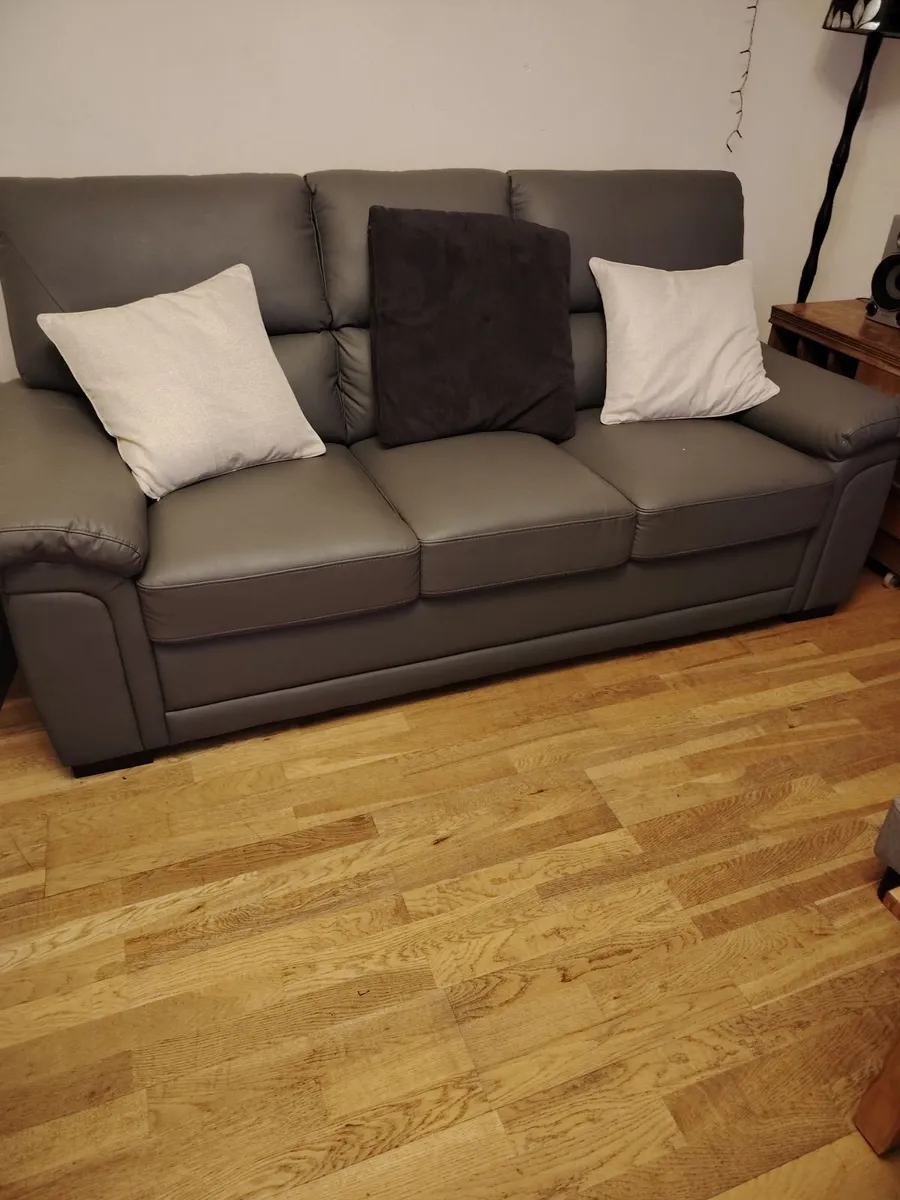 Couch - Image 4
