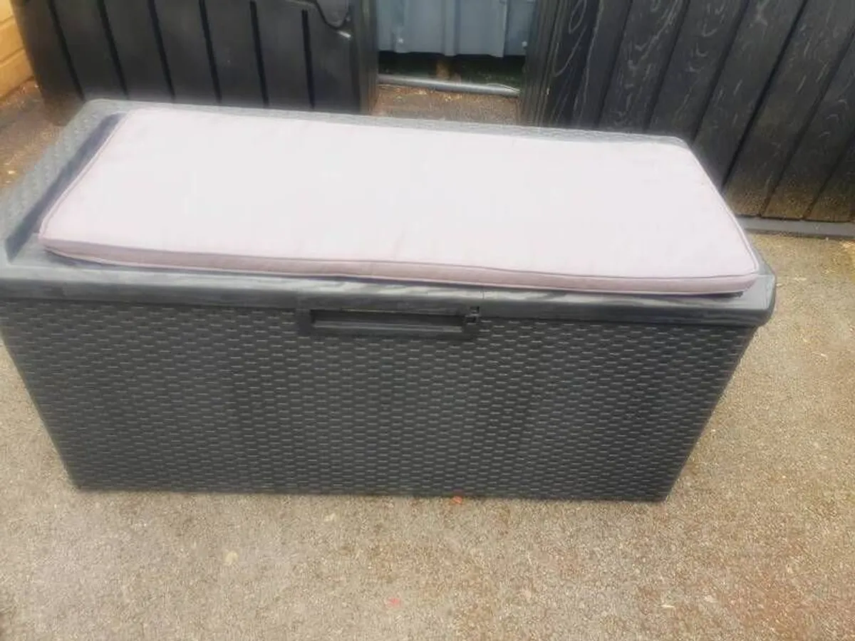 outdoor seat/storage box - Image 2