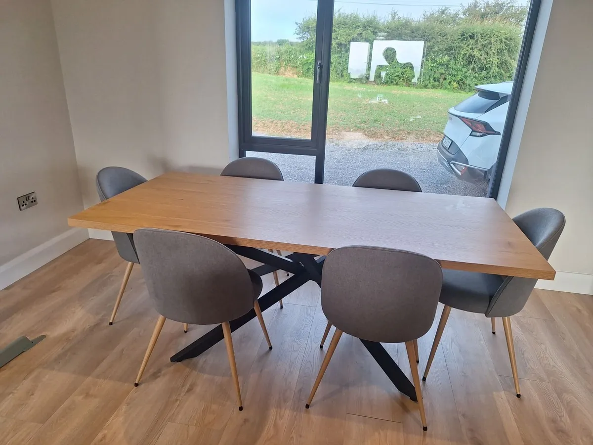 Kitchen table and chairs - Image 1