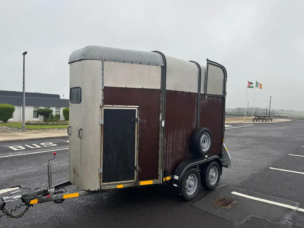 505 double ifor William horse box - Image 1