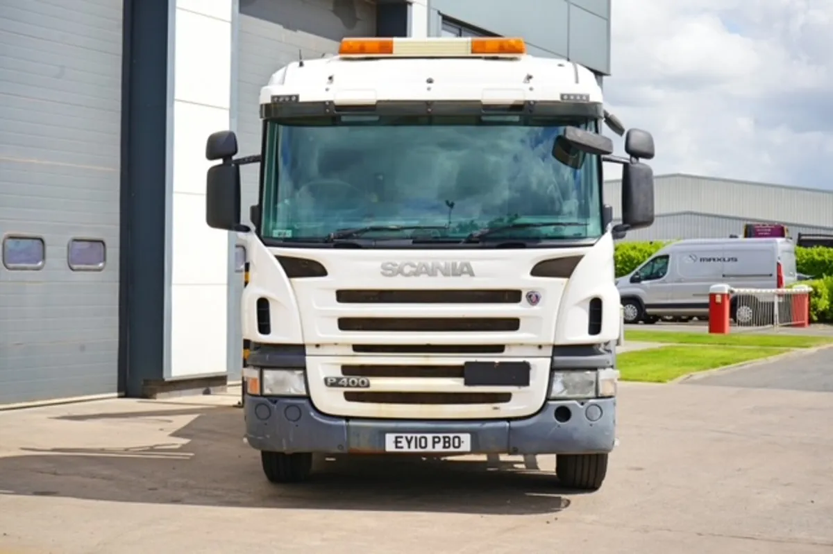 2010 SCANIA P-400 4X2 SKIP LOADER (DRAW-BAR SPEC) - Image 2