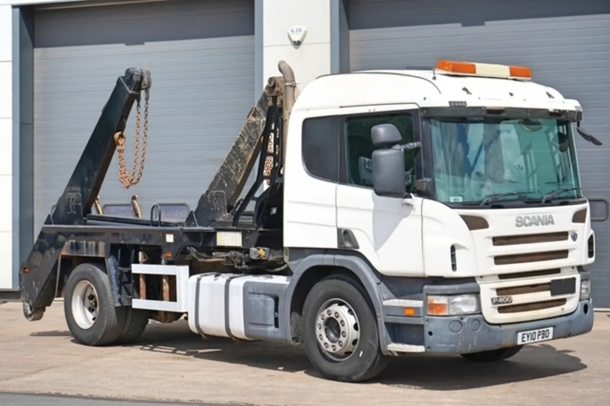 2010 SCANIA P-400 4X2 SKIP LOADER (DRAW-BAR SPEC) - Image 1
