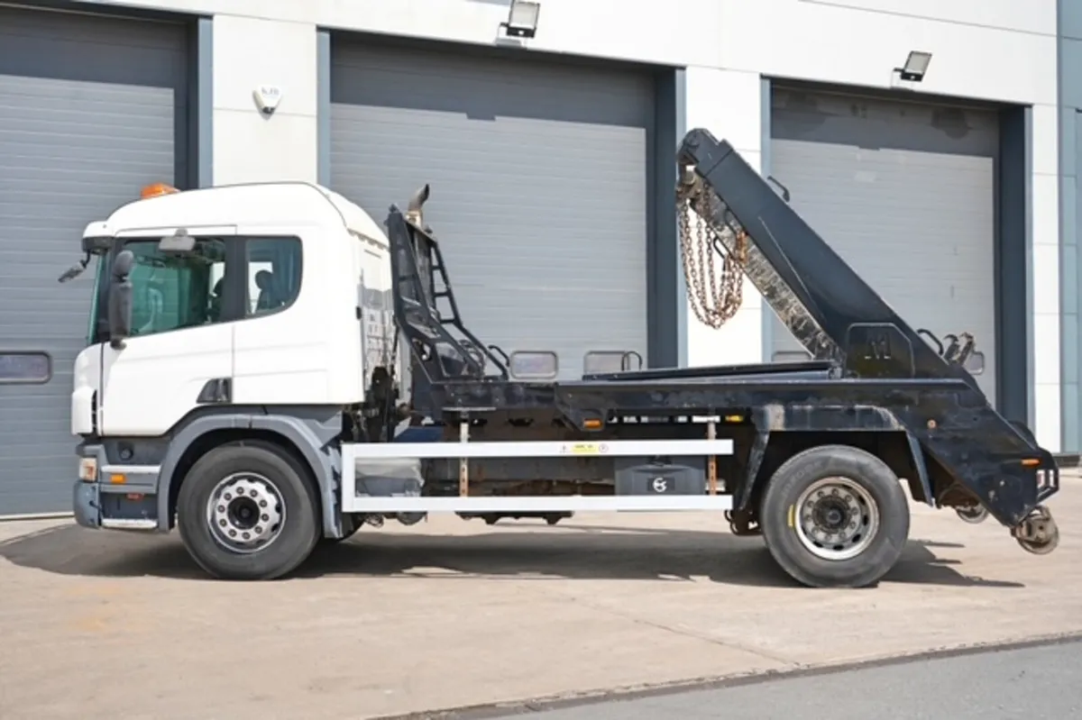 2010 SCANIA P-400 4X2 SKIP LOADER (DRAW-BAR SPEC) - Image 4
