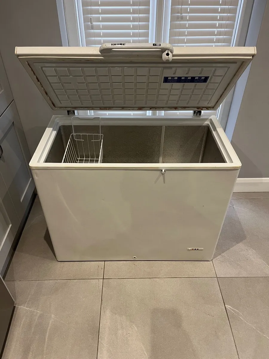 Chest freezer 4ft by 2ft - Image 2