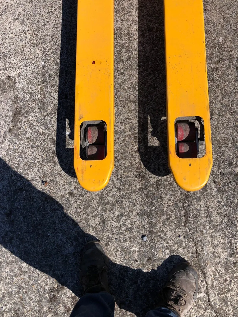Pallet trucks. - Image 4