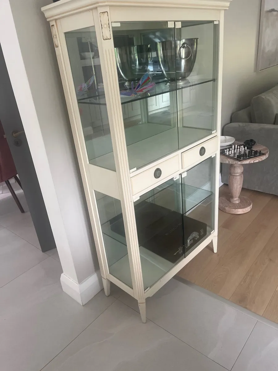 Elegant cream glass display cabinet / bar idea - Image 2