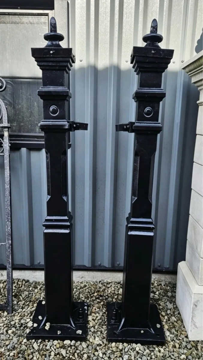 Cast iron posts - Image 1