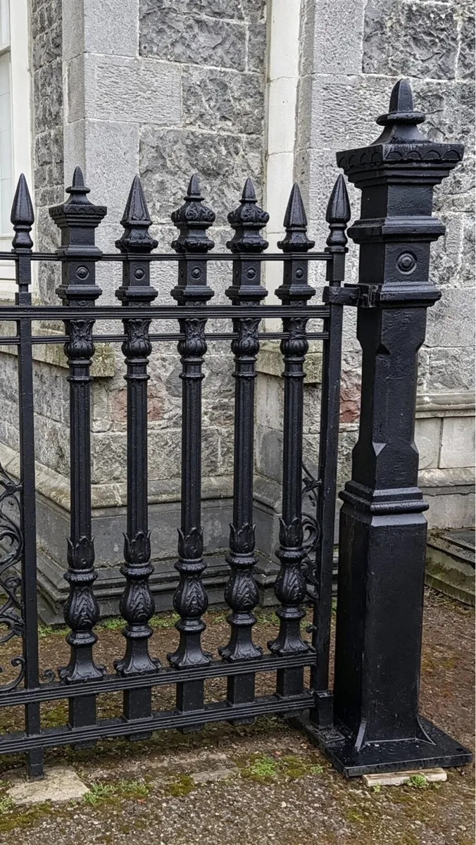 Cast iron posts - Image 3