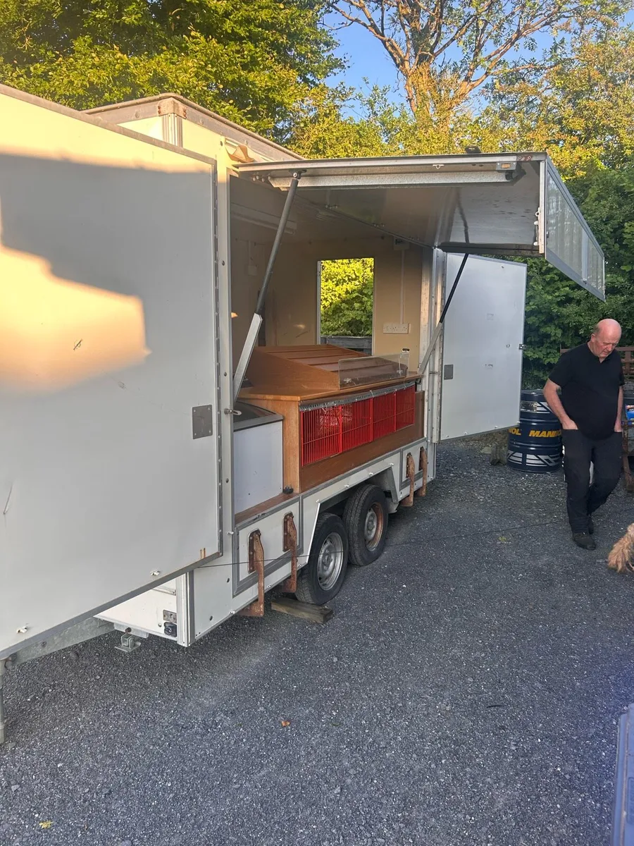 Exhibition shop trailer - Image 4