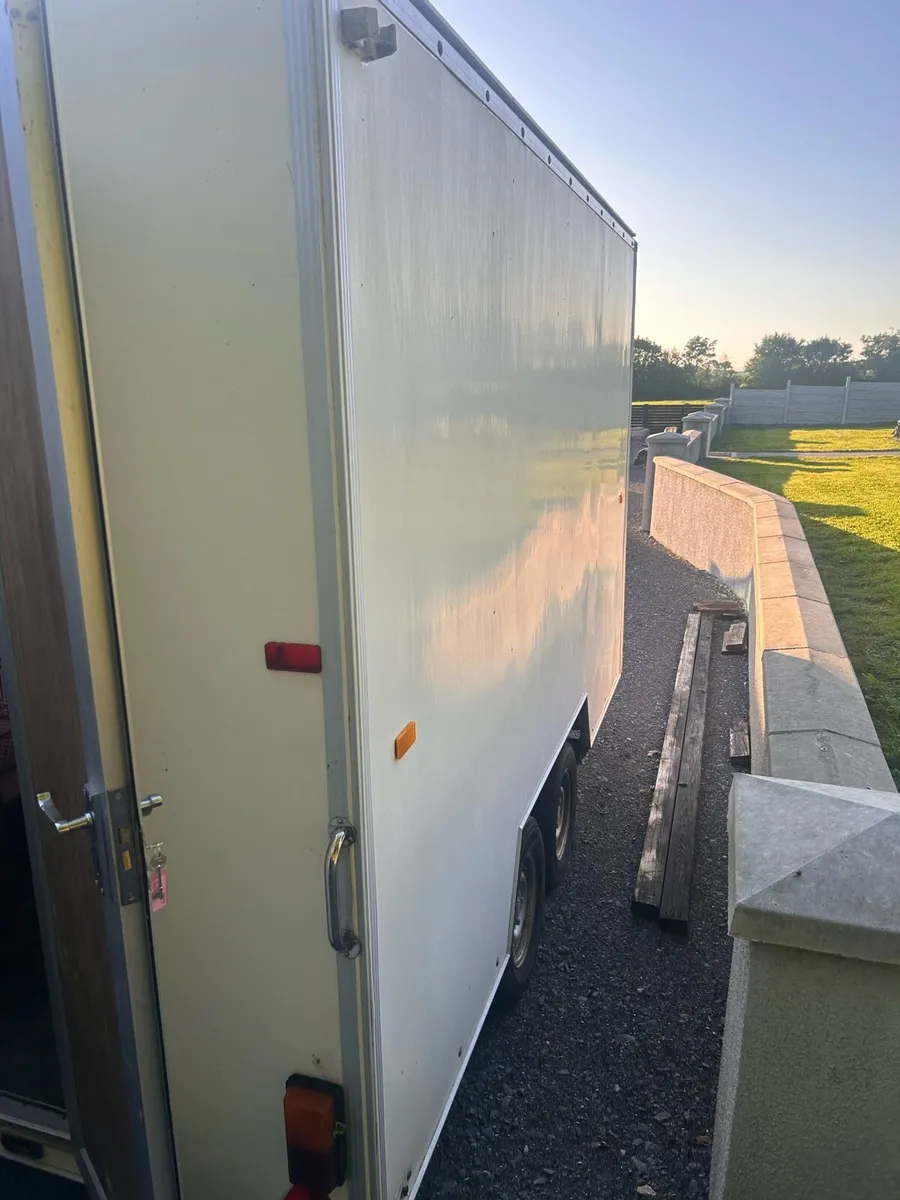 Exhibition shop trailer - Image 3