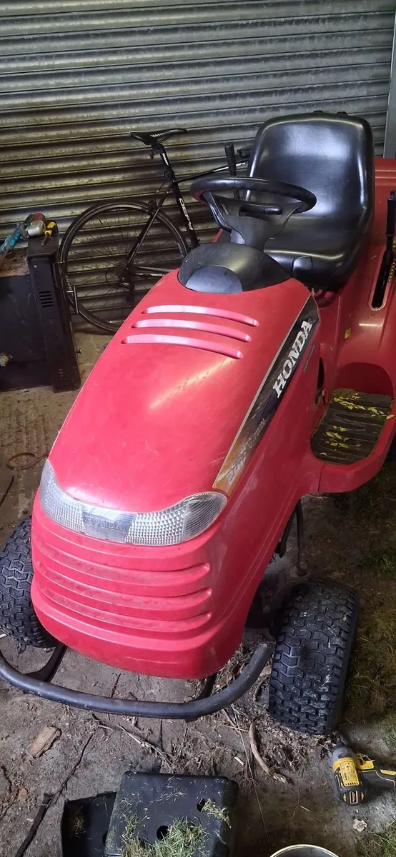 Lawn mower (ride on) - Image 1