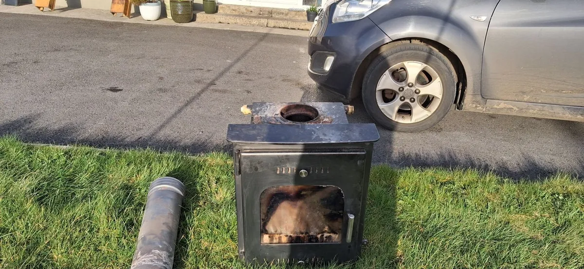Stove and fireplace - Image 2