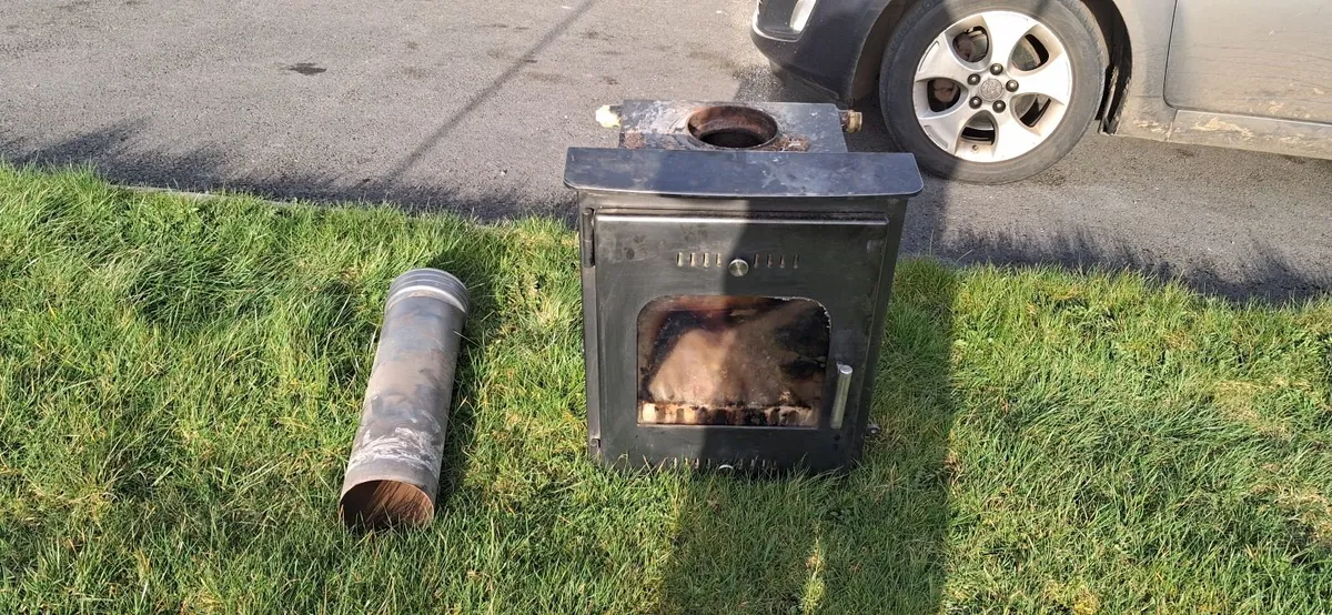 Stove and fireplace - Image 3