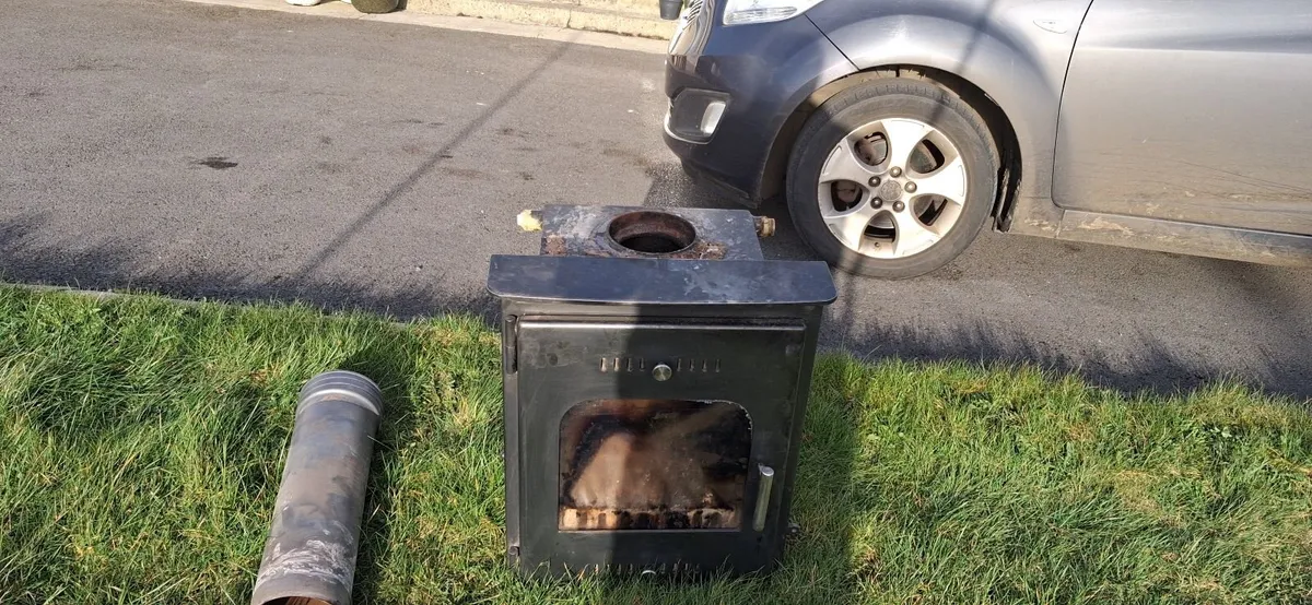 Stove and fireplace - Image 4