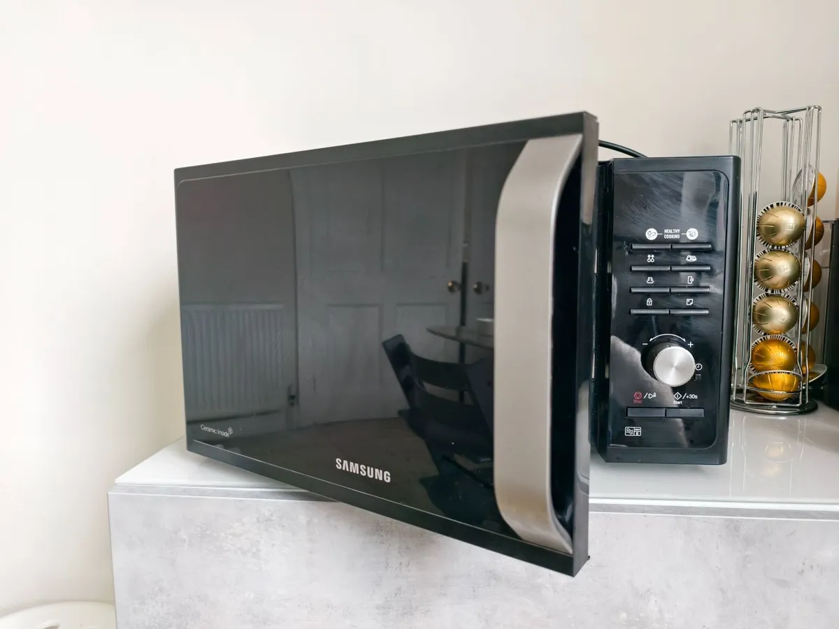 Samsung 800W Microwave Excellent Condition Cleaned - Image 1