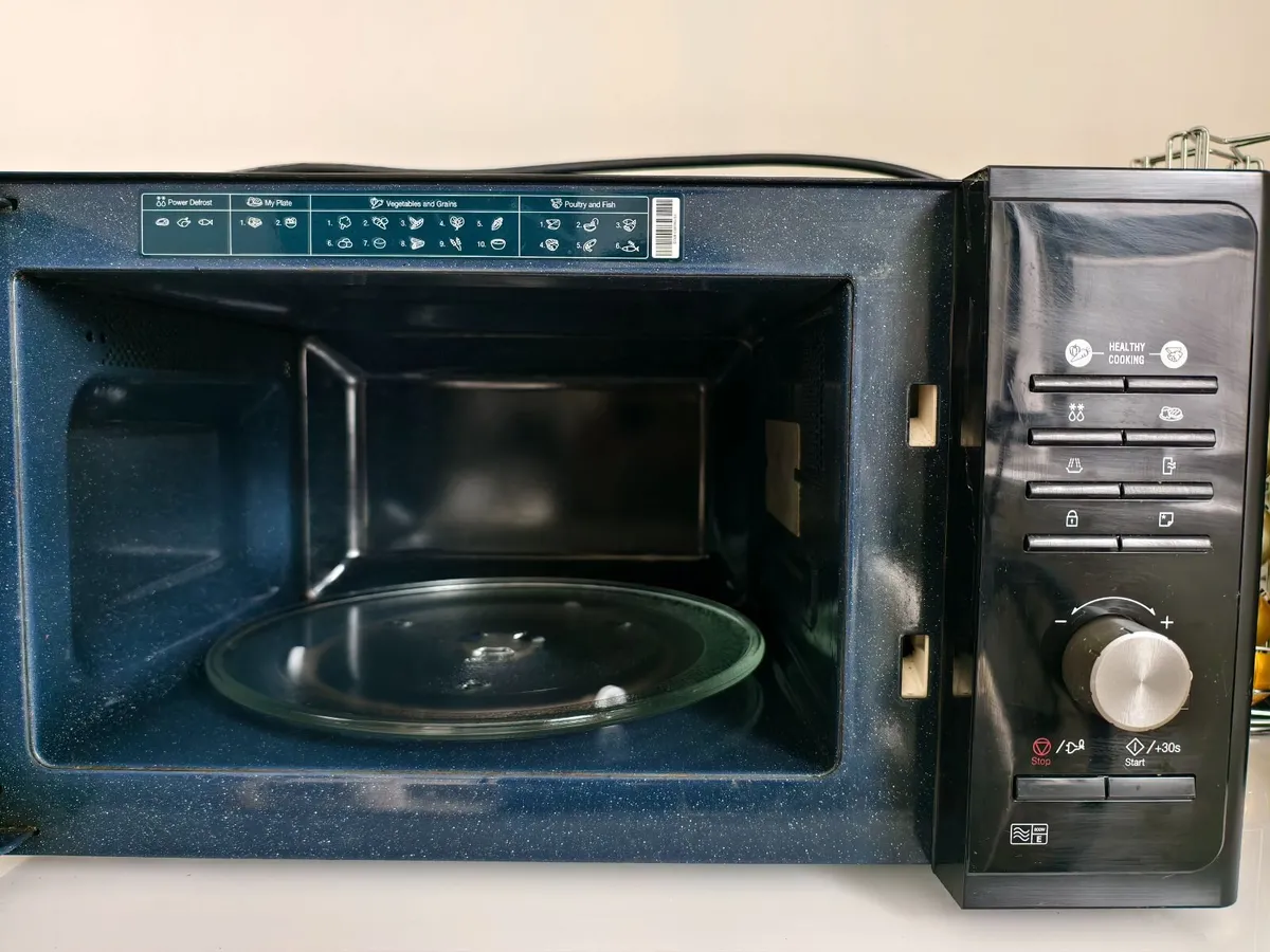 Samsung 800W Microwave Excellent Condition Cleaned - Image 4