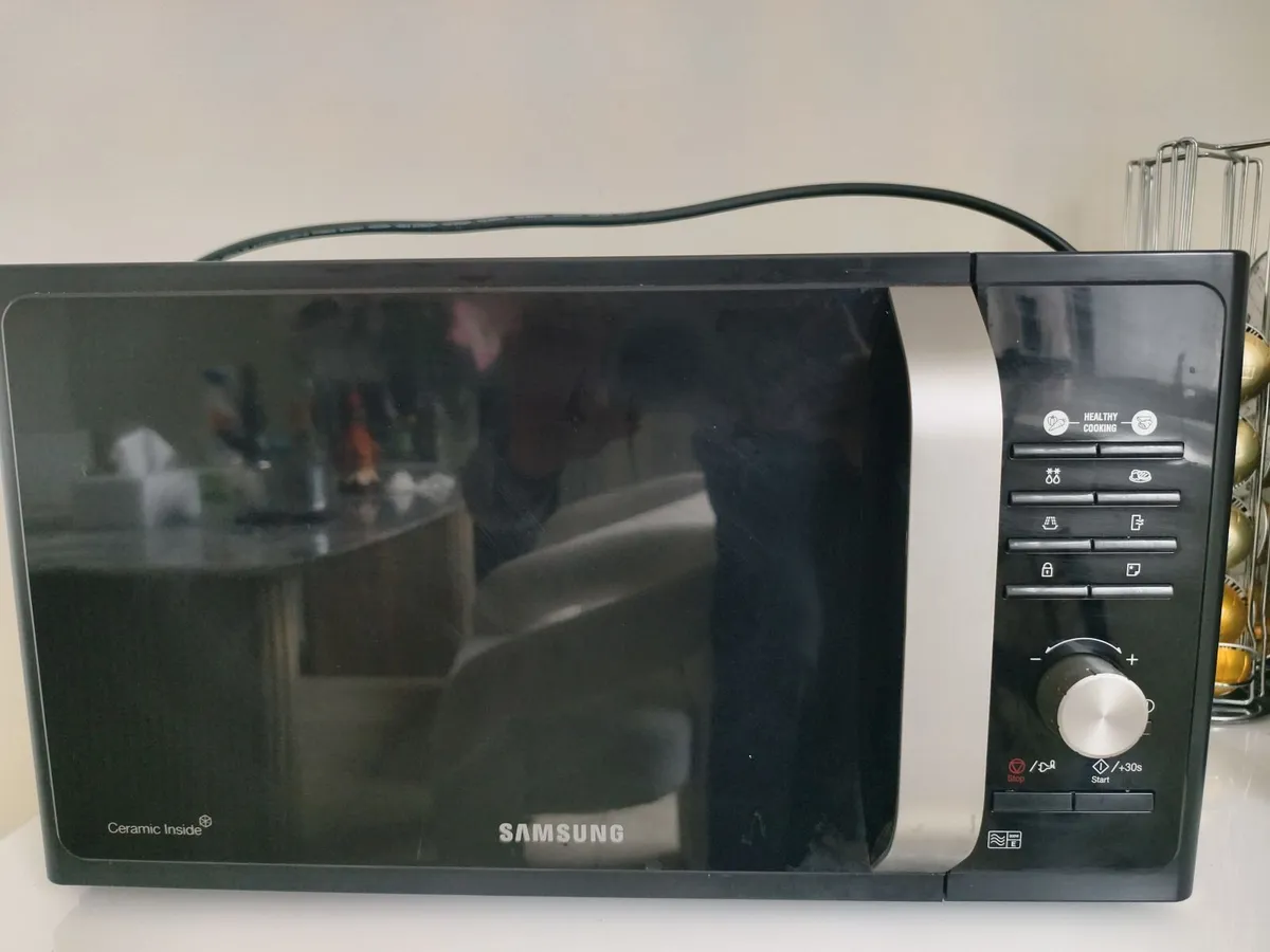 Samsung 800W Microwave Excellent Condition Cleaned - Image 2