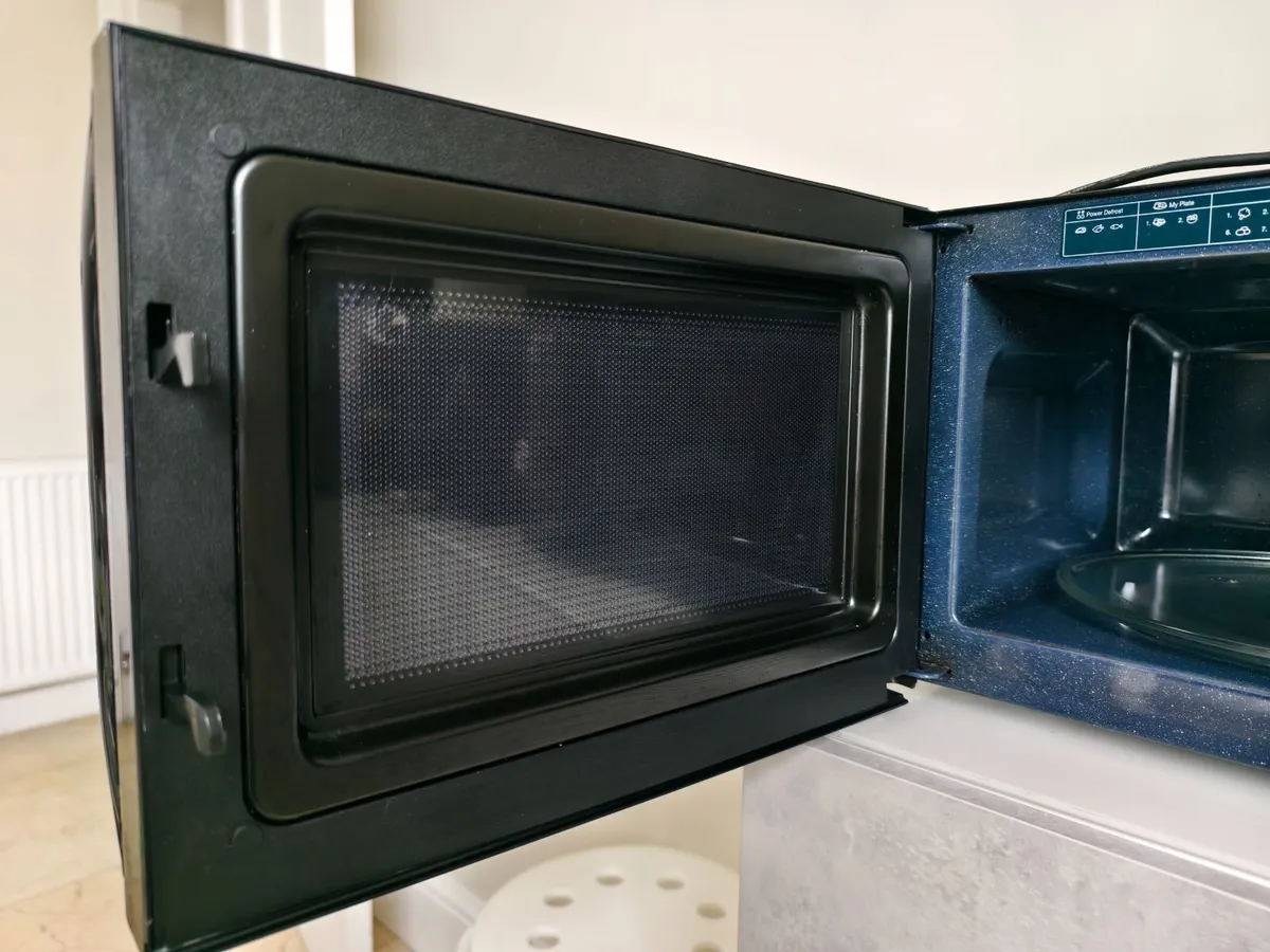 Samsung 800W Microwave Excellent Condition Cleaned - Image 3