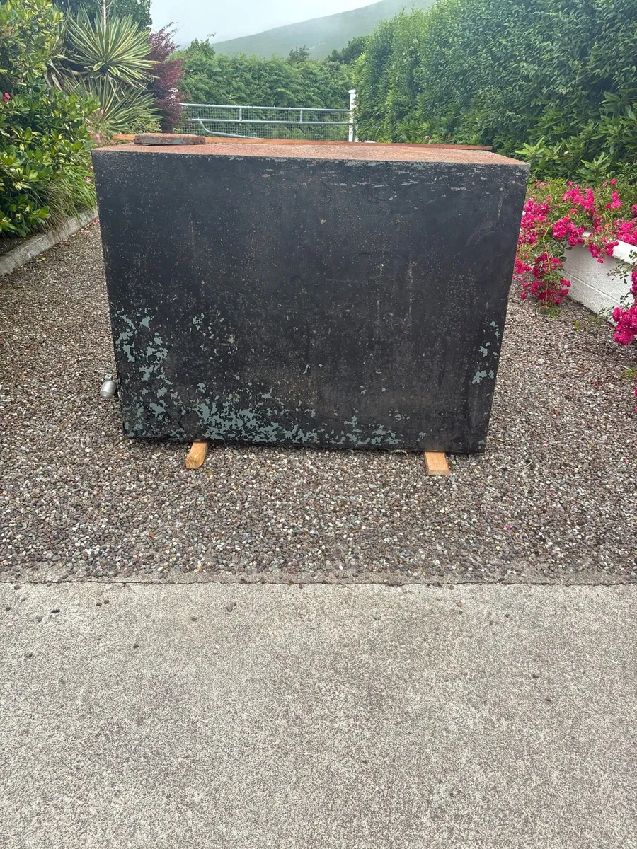 Oil tank - Image 1