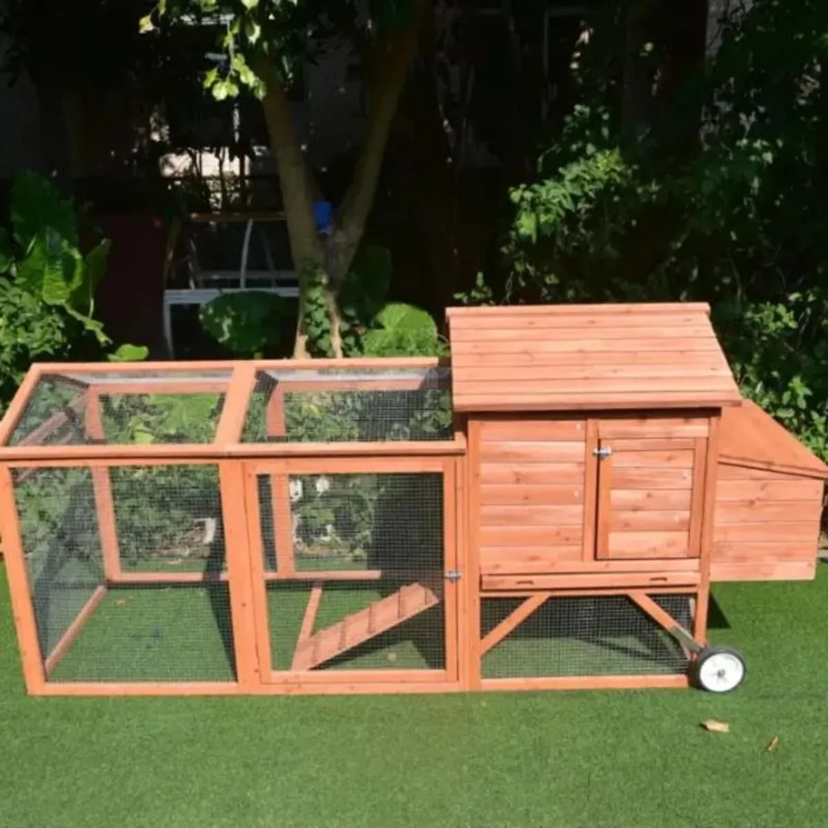 Large Chicken Coop 6-9 Birds With Wheely - Image 4