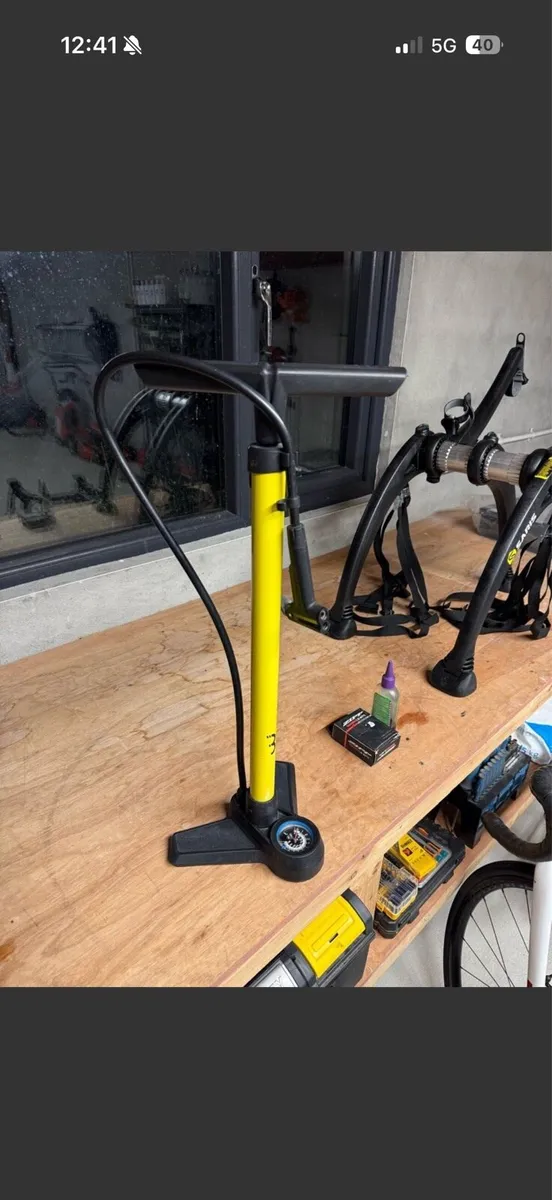 PRICE CUT!!!Saris car bike rack+Track Pump+helmets - Image 3