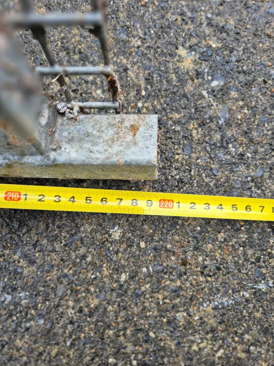Galvanised metal enclosure - Image 2