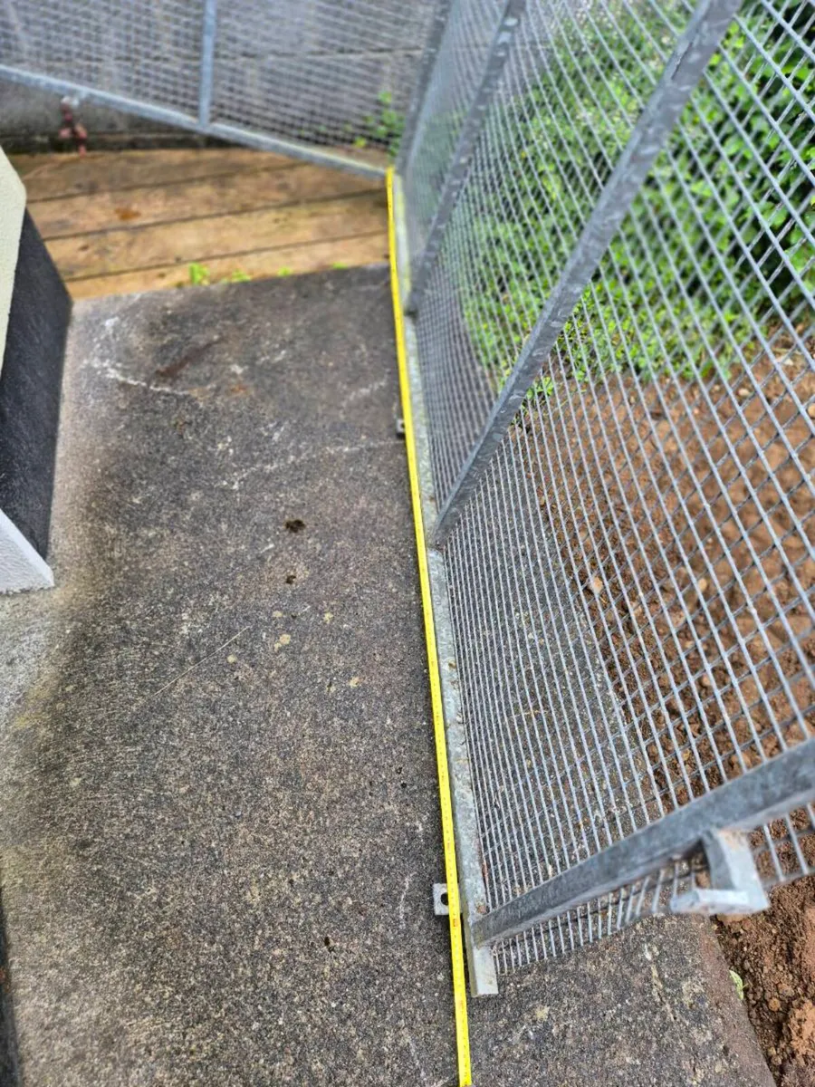Galvanised metal enclosure - Image 3