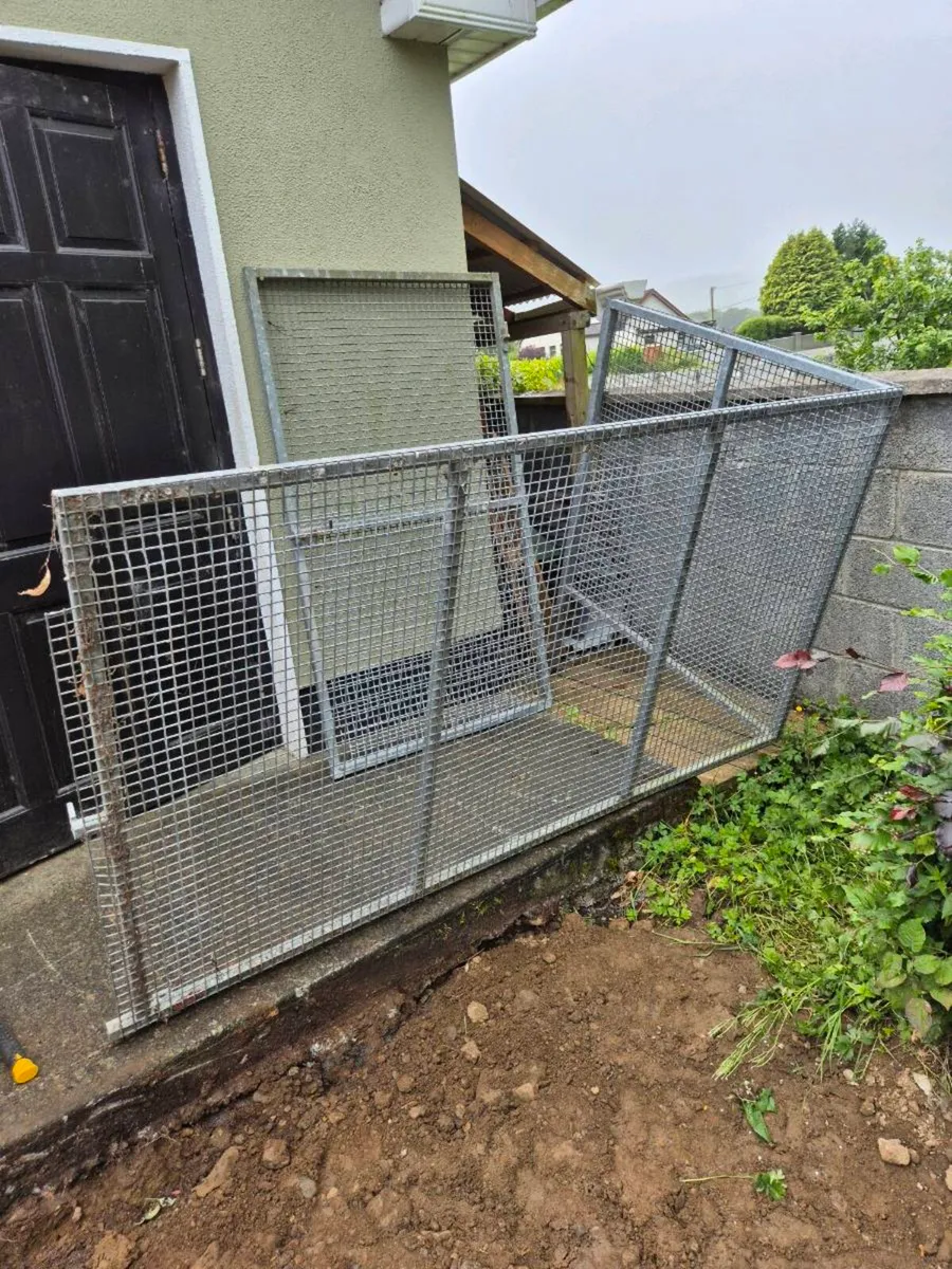 Galvanised metal enclosure - Image 1