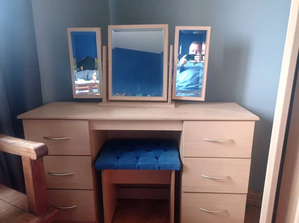 A wardrobe and dressing table - Image 2