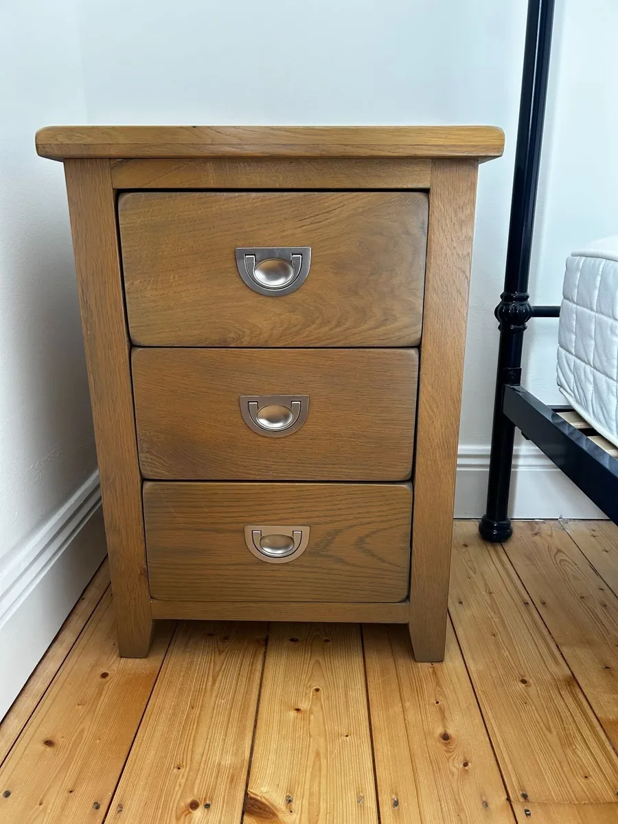 2x Bedside Lockers and Chest of draws - Image 1