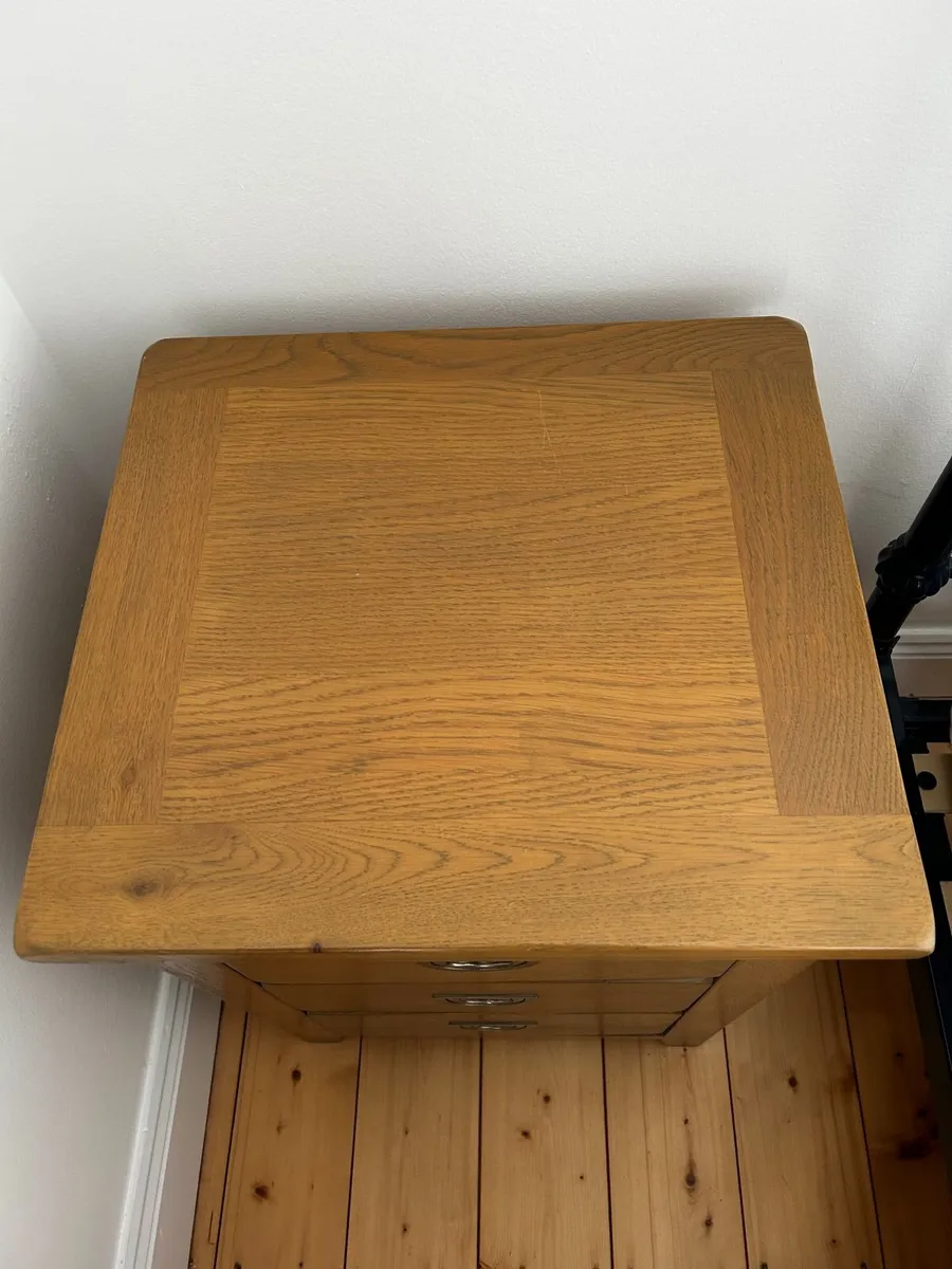 2x Bedside Lockers and Chest of draws - Image 2