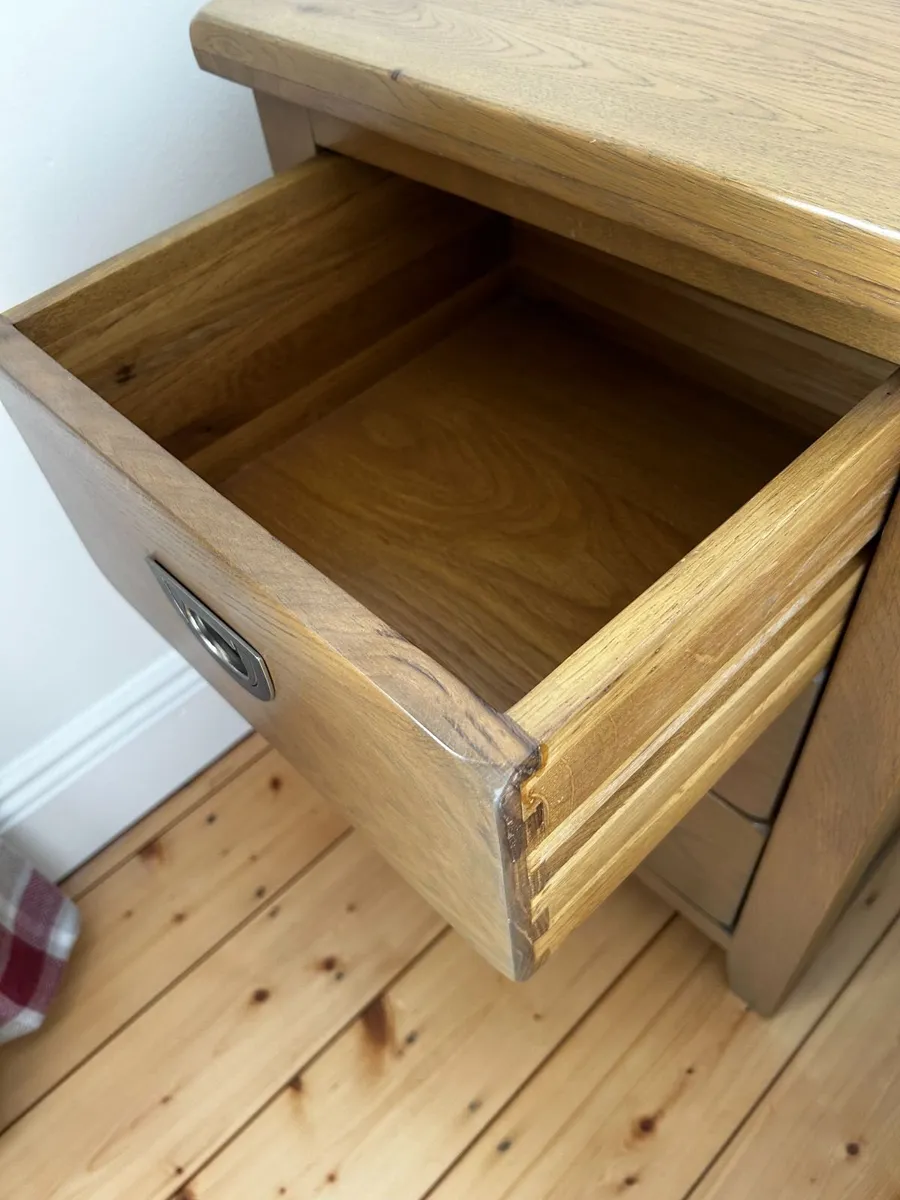 2x Bedside Lockers and Chest of draws - Image 3