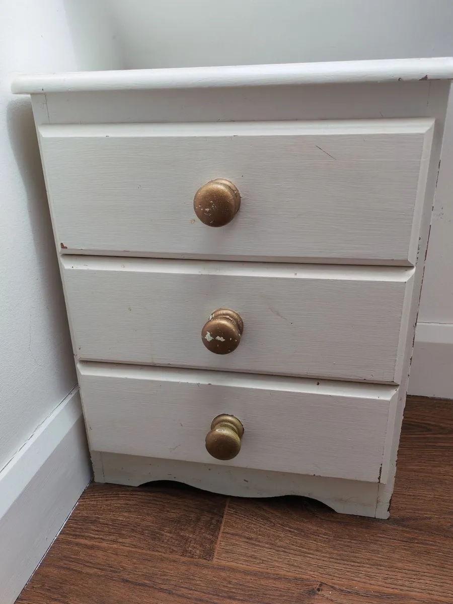 Bedside locker €25
