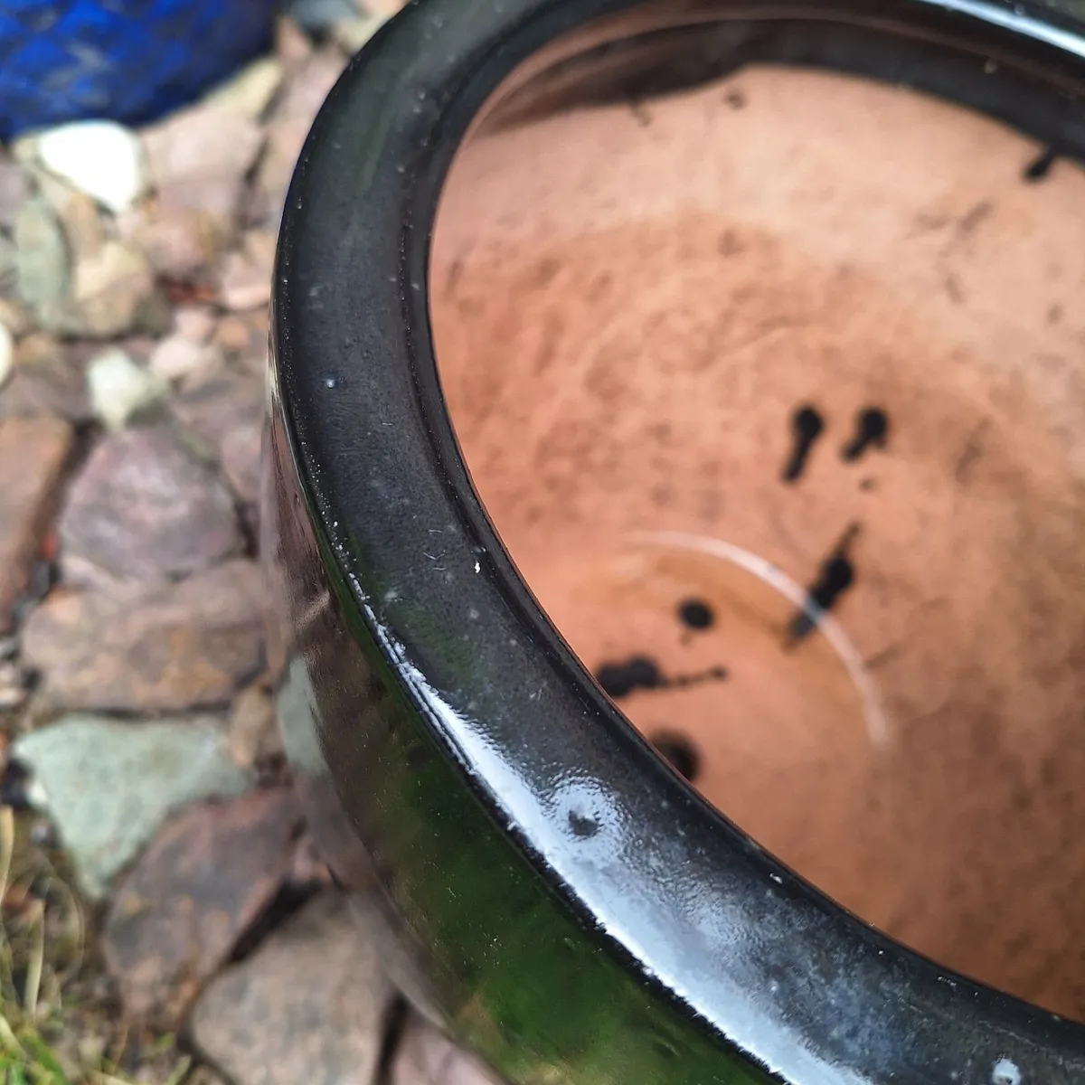 Black Gloss Ceramic Plant Pot - 24cm Diameter - Image 2