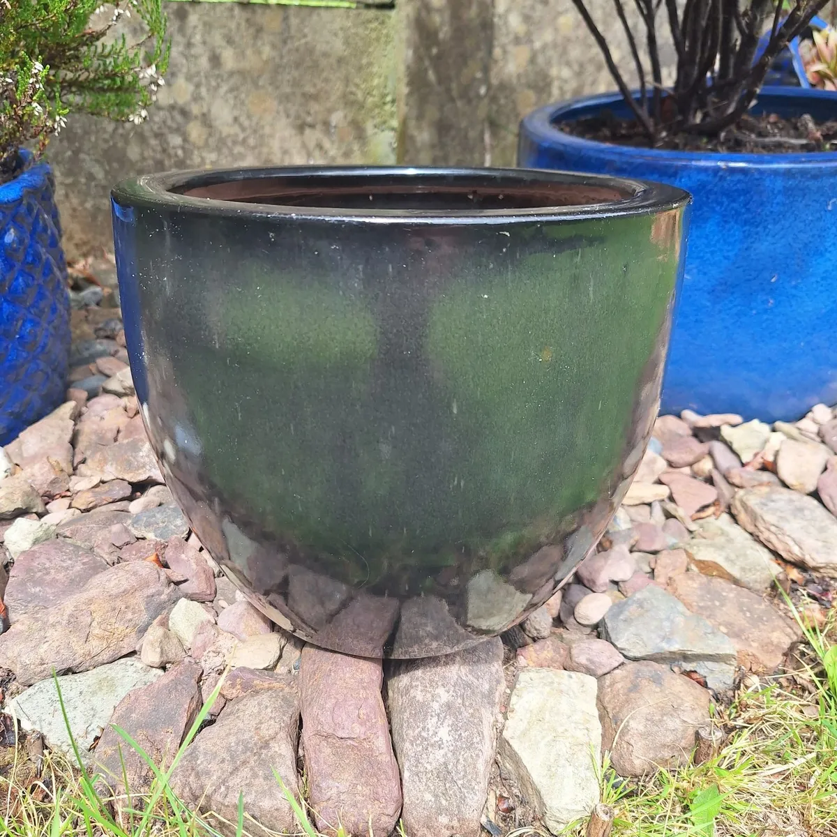 Black Gloss Ceramic Plant Pot - 24cm Diameter - Image 3