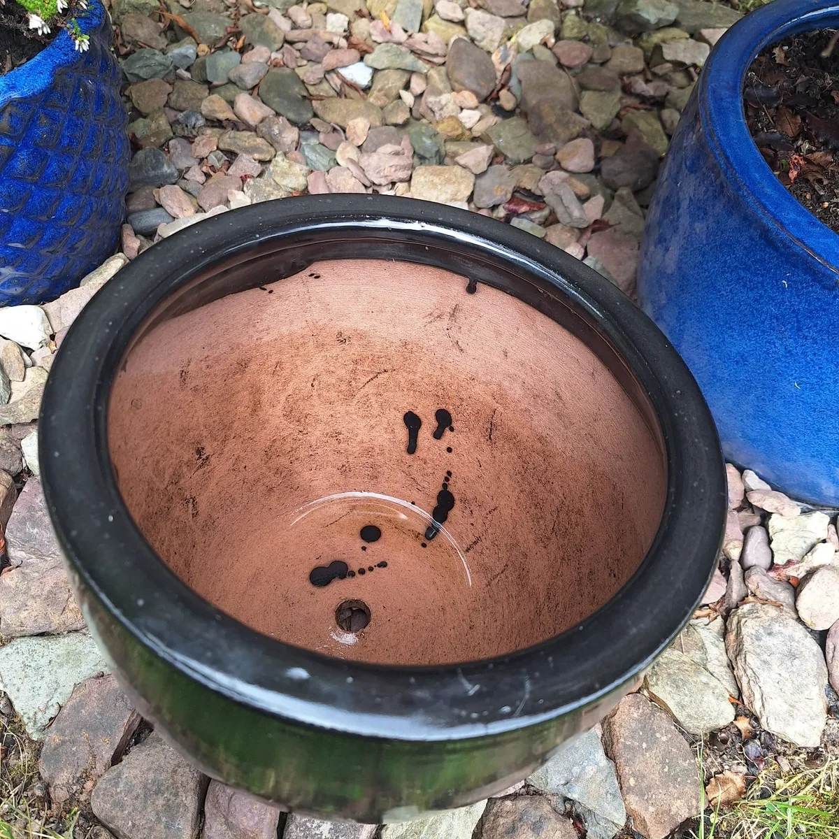 Black Gloss Ceramic Plant Pot - 24cm Diameter - Image 4