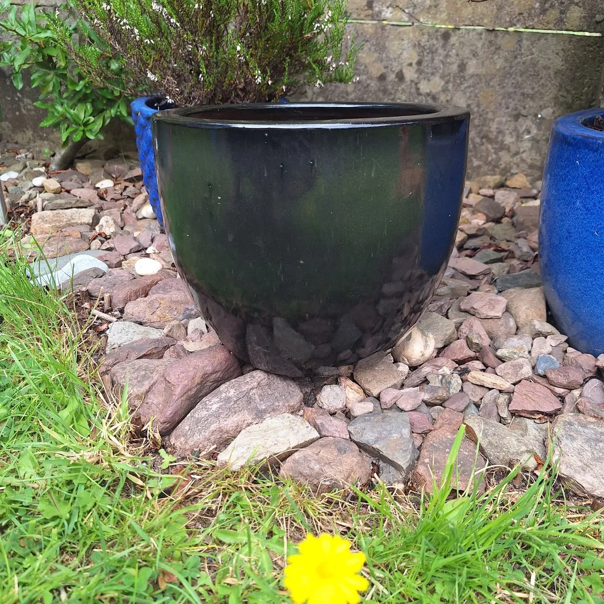 Black Gloss Ceramic Plant Pot - 24cm Diameter - Image 1