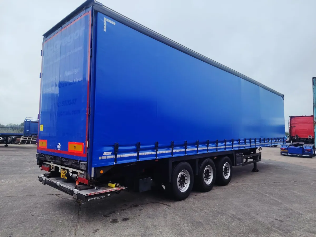 2016 Schmitz 4.4 high Curtainsider tail lift - Image 1