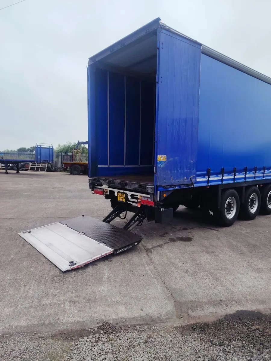 2016 Schmitz 4.4 high Curtainsider tail lift - Image 2