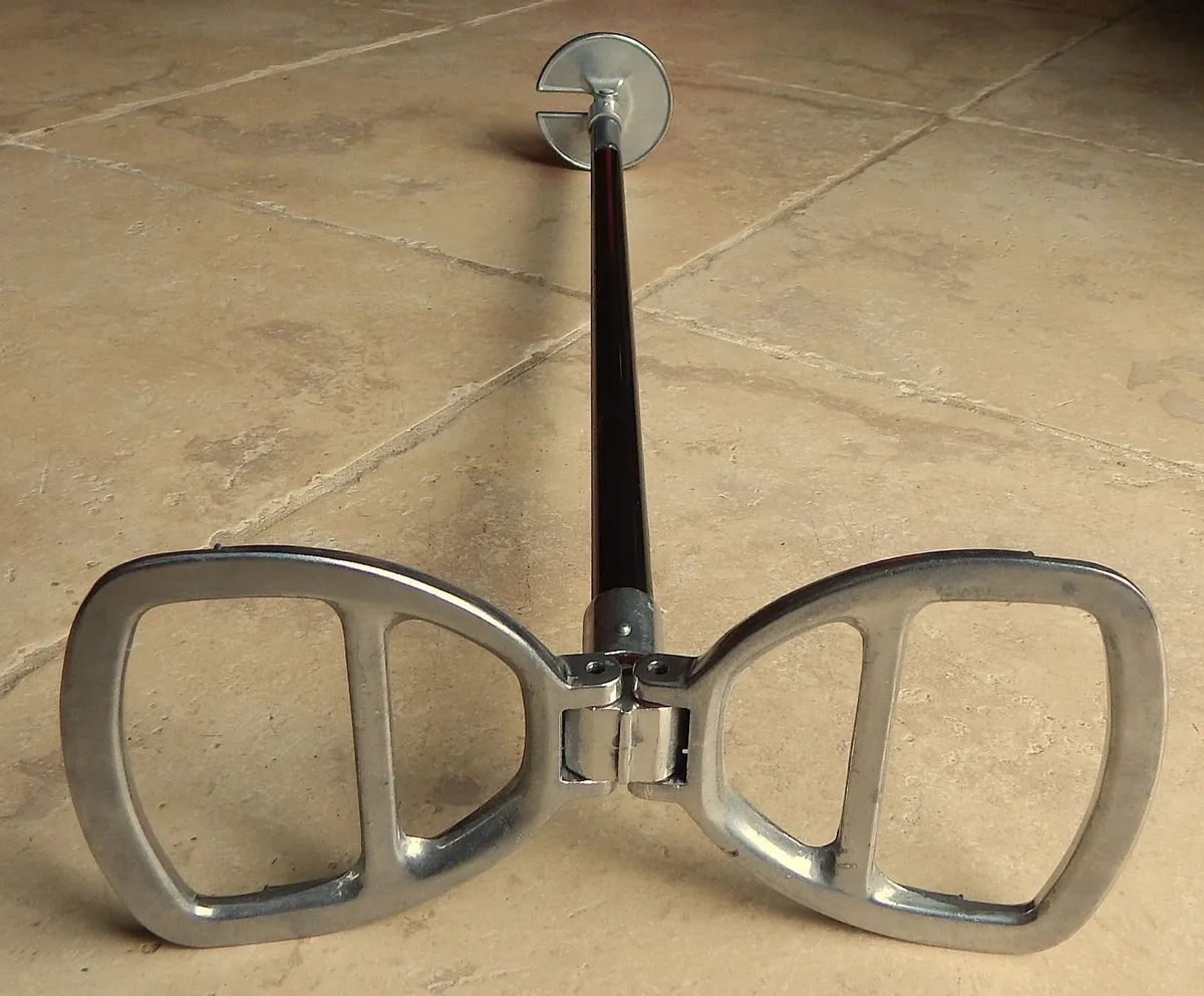 Gamebird Shooting Stick with Polished Metal Seat - Image 3