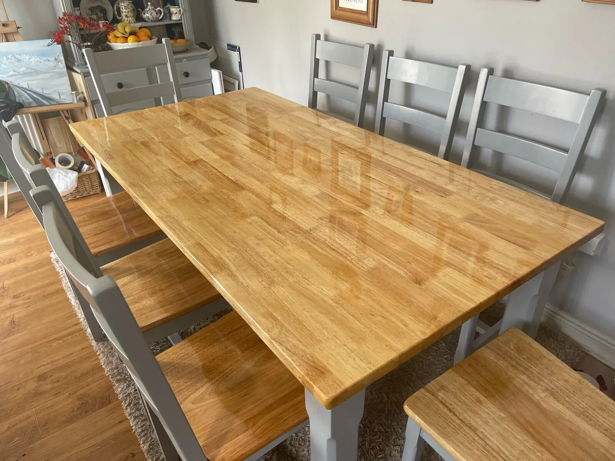 Table and chairs - Image 3