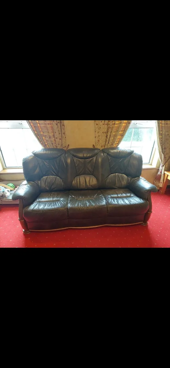Leather couch and two arm chairs - Image 1